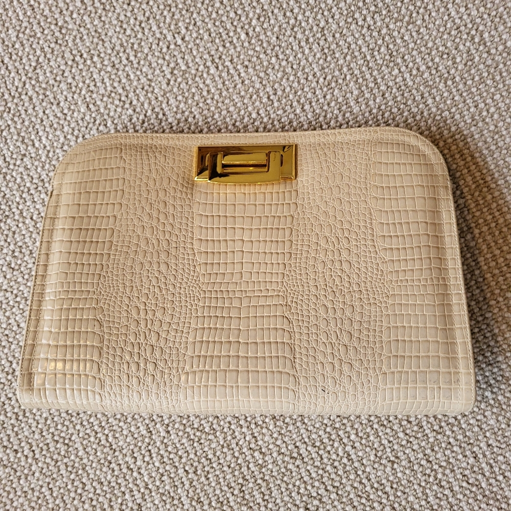 Theodora clutch in soft beige, with detachable shoulder strap